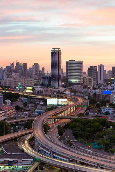 Şehir ve otoyol kavşağı 