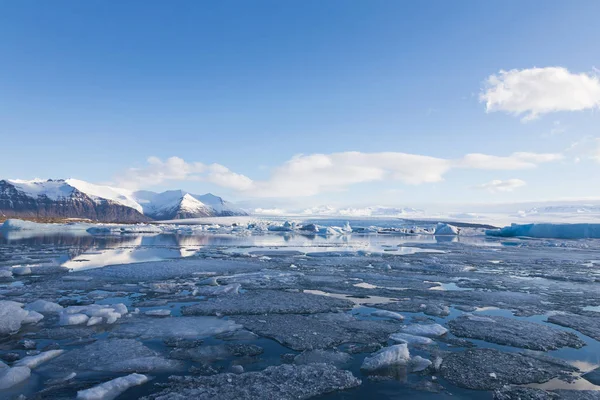 Isen bryter över Jakulsarlon lagunen med blå himmel bakgrund — Stockfoto