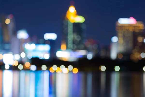 Nacht verschwommenes Licht Bürogebäude mit Reflexion — Stockfoto