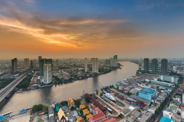 Schönheit Sonnenuntergang Himmel über Bangkok Stadt Fluss gekrümmt — Stockfoto