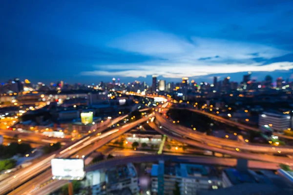 Autostrada luminoasă încețoșată interschimbată cu centrul orașului — Fotografie, imagine de stoc