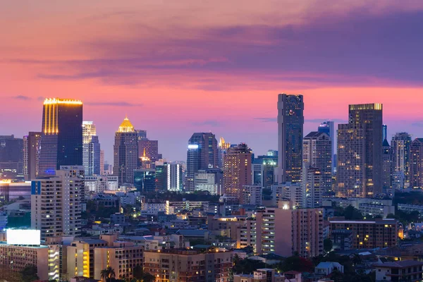 Piękne po zachód słońca niebo nad budynek biurowy Bangkok — Zdjęcie stockowe