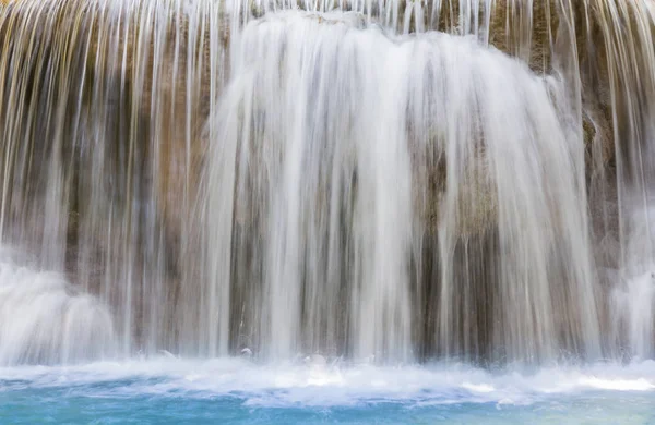 Närbild av naturlig blå bäck vattenfall — Stockfoto