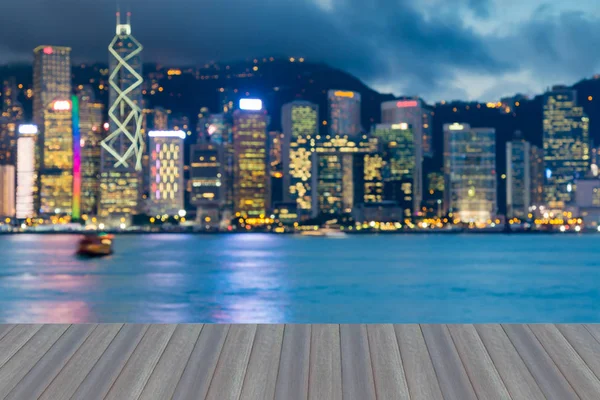 Öppning trägolv, suddig lampor Hong Kong city havet — Stockfoto