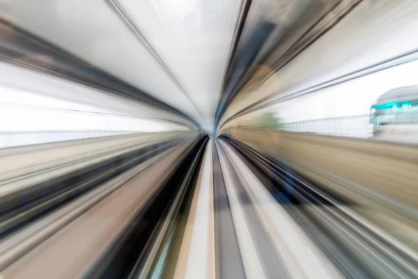 Wazig beweging trein verplaatsen in tunnel — Stockfoto