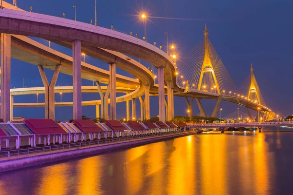 Ponte sospeso Twin con luci di riflessione — Foto Stock