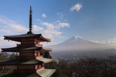Fuji Dağı kırmızı pagoda arkasında