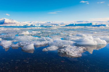 Ahşap iskelesi sahil için önde gelen