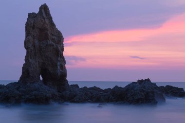 Kayalık sahil manzarası güzel alacakaranlık gökyüzü arka plan ile