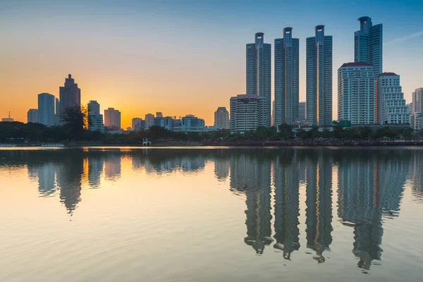 Yansıması ile bina şehir ofisi 