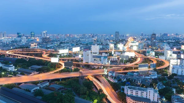 Widok z lotu ptaka, Bangkok autostrady nad obszarem zamieszkania — Zdjęcie stockowe