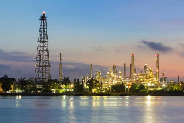 Öl Raffinerie Wasser Front Sonnenaufgang Ton — Stockfoto
