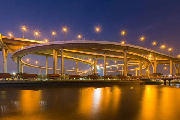 Intercambio de carreteras frente al río con cielo crepuscular —  Fotos de Stock