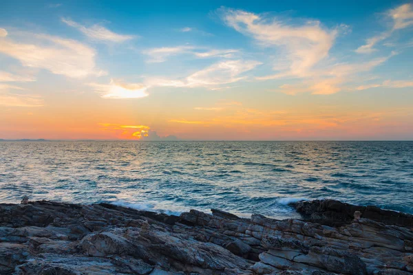 Rocky coastline with sunset skyline over the ocean — Stock Photo, Image
