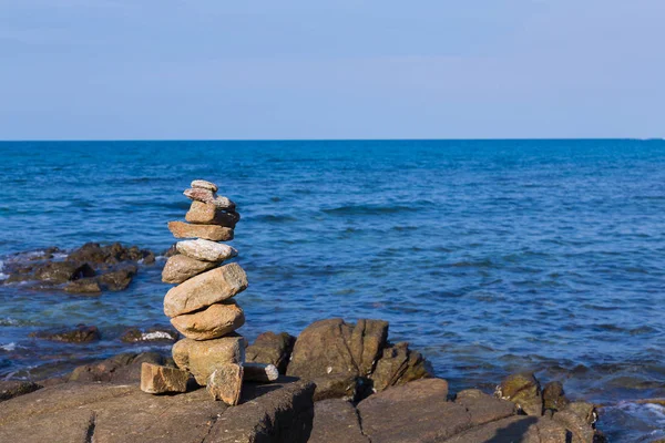 堆栈石头在海岸天际线 — 图库照片