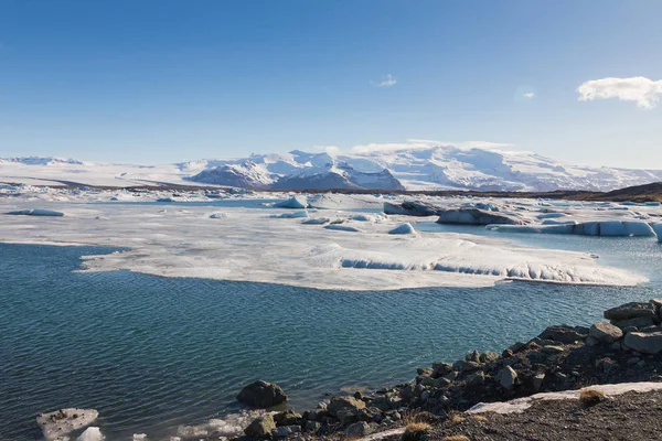 Bellissimo lago invernale Jakulsarlon con sfondo cielo blu chiaro — Foto Stock