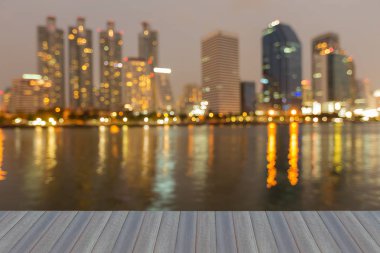 Bulanık ışıklar ofis binası ve yansıma geceleri