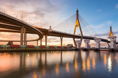 Süspansiyon ön Nehri günbatımı sesi ile köprü