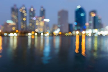 Alacakaranlık bokeh ışıkları ile office yansıması bulanık