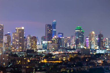 Gece bokeh ışıklar, ofis merkezi iş şehir merkezinde bulanık.