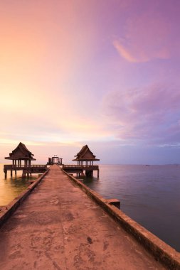 Yol sahil manzarası dramatik gökyüzü arka plan ile önde gelen yürüyüş