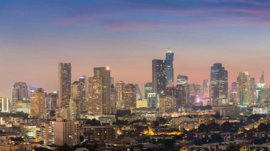 Cityscape downtown gece görünümü alacakaranlık gökyüzü ile