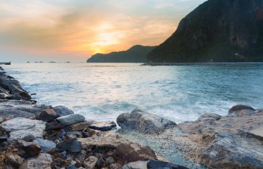 Kayalık sahil sahil boyunca 