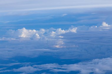 Bulutlar ve gökyüzü şebeke üzerinden