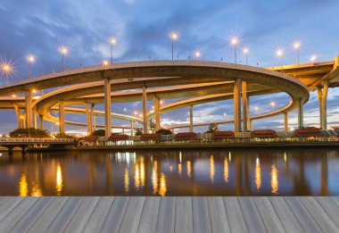 Ön alacakaranlık gökyüzü ile Bangkok otoyol kavşağı Nehri