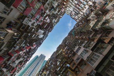 Hong Kong şehir merkezinde kalabalık oturma alanı 