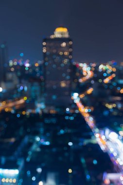 Gece bulanık ışık, şehir ofis binası