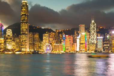 Hong Kong şehir ışıkları gece görünümü deniz açık bulanık