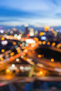 Alacakaranlık bokeh ışıklar şehir yol deyimleri bulanık