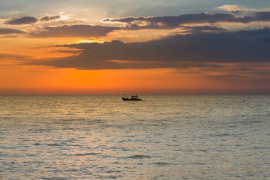 Okyanusu günbatımı güzellik gökyüzü ile küçük balıkçı teknesi