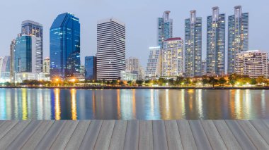 Alacakaranlıkta su yansıması ile şehir ofisi