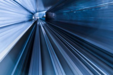 Tren tüneli hareketli