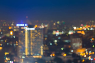 Bulanık bokeh şehri ışık mavi gökyüzü ile bina 