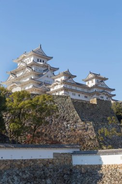 Açık mavi gökyüzü arka plan ile Himeji Kalesi