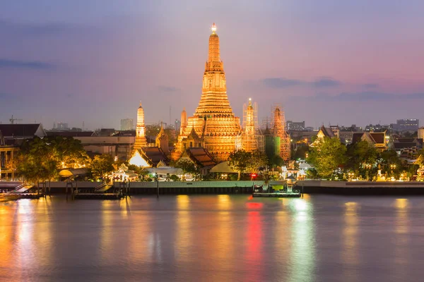 Wat Arun Tapınağı waterfront görünümünü alacakaranlık — Stok fotoğraf