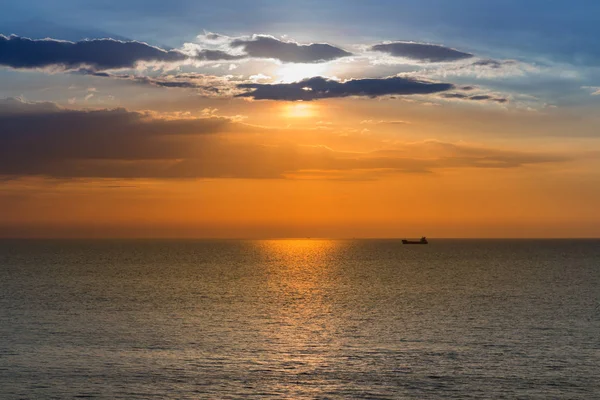 Schöner Sonnenuntergangshimmel über der Skyline der Küste — Stockfoto