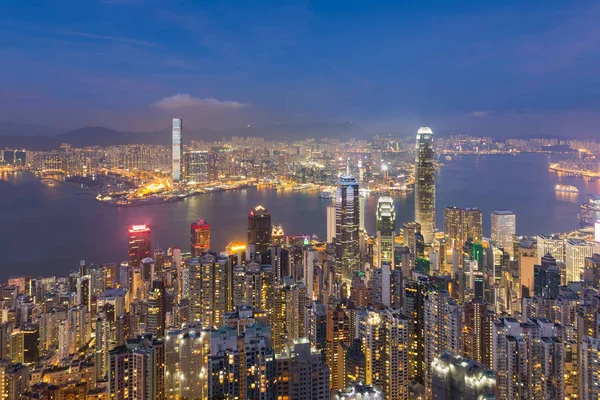 Gece ışıkları Hong Kong ofis binası — Stok fotoğraf