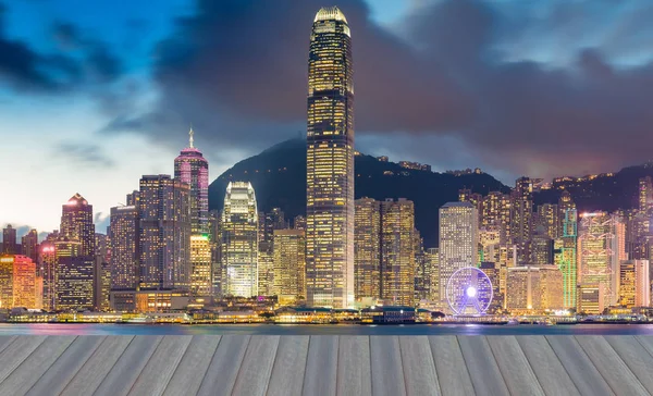 Öppettider trägolv, Hong Kong city kontorsbyggnad lampor natt — Stockfoto
