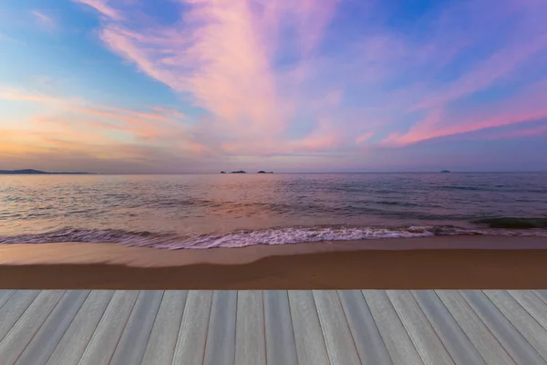 Φυσική παραλία με όμορφα Λυκόφως του ουρανού κατά τη διάρκεια του στις αρχές χρόνου μετά το ηλιοβασίλεμα — Φωτογραφία Αρχείου