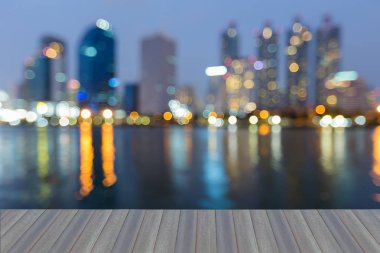 Gece bokeh ofis bina ve su yansıması bulanık