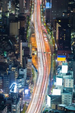 Üstten Görünüm Tokyo şehir yol gece görünümü, uzun pozlama
