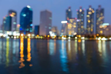 Twilights şehir ofis ışıkları ve yansıması bulanık