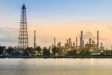 Petrol rafinerisi gündoğumu gökyüzü ile ön Nehri