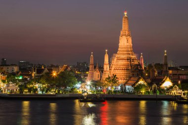 Wat arun ratchawararam Chao phraya Nehri ön geceleri