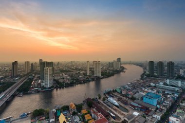 Bangkok Nehri üzerinde güzel günbatımı gökyüzü hava görünümünü kavisli