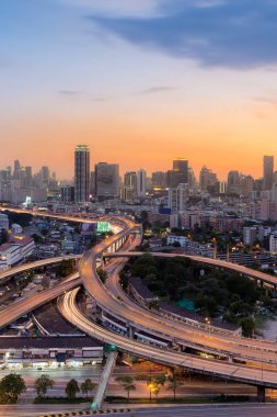 Otoyol kavşağı ve şehir şehir üzerinde gökyüzü günbatımı